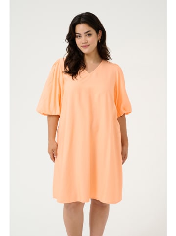 KAFFE curve Sukienka w kolorze brzoskwiniowym