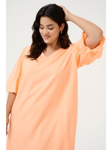 KAFFE curve Sukienka w kolorze brzoskwiniowym