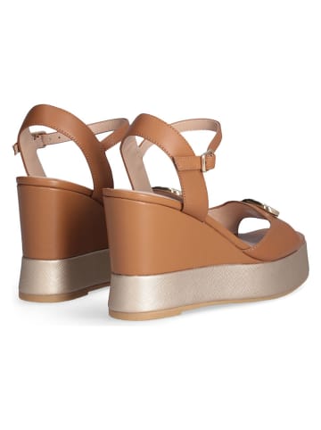 Liu Jo Skórzane sandały w kolorze jasnobrązowym na koturnie