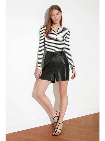 trendyol Shorts in Schwarz