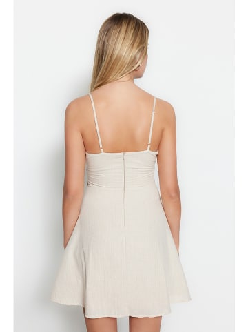 trendyol Kleid in Creme