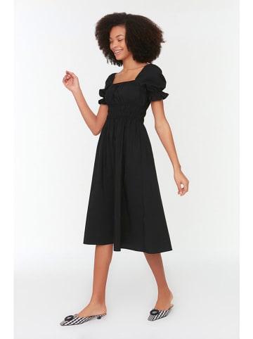 trendyol Kleid in Schwarz