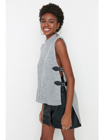 trendyol Pullunder in Grau