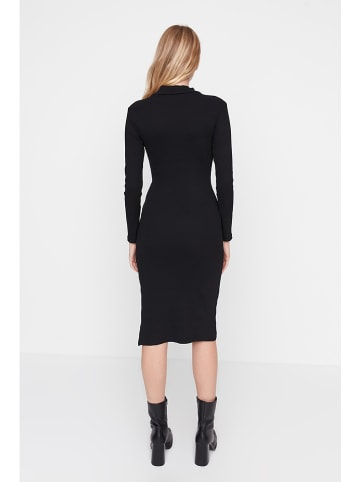 trendyol Kleid in Schwarz