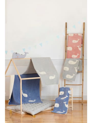 David Fussenegger Kocyk "Maja - Wale" w kolorze niebiesko-białym