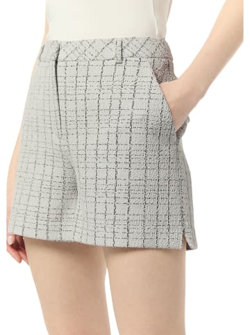 comma Shorts in Grau