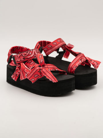 Bellucci Sandały w kolorze czerwonym na obcasie