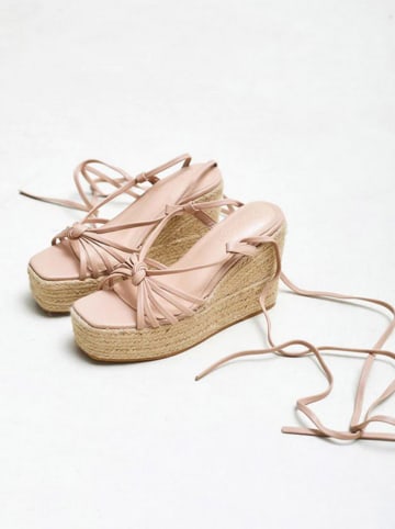 Bellucci Sandały w kolorze jasnoróżowym na koturnie