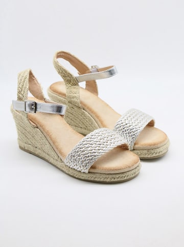 Bellucci Sandały w kolorze srebrnym na koturnie