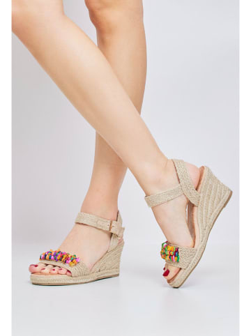 Bellucci Sandały w kolorze beżowym na koturnie