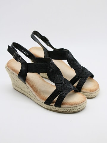 Bellucci Sandały w kolorze czarnym na koturnie