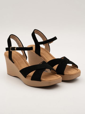 Bellucci Sandały w kolorze czarnym na koturnie