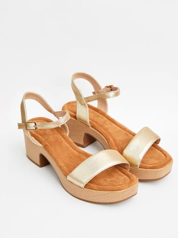 Bellucci Sandały w kolorze złotym na obcasie