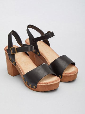 Bellucci Sandały w kolorze czarnym na obcasie