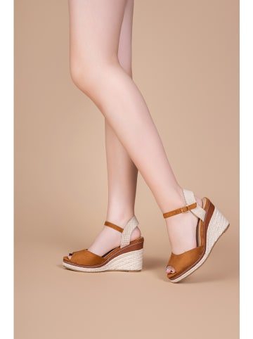 Foreverfolie Sandały w kolorze karmelowym na koturnie