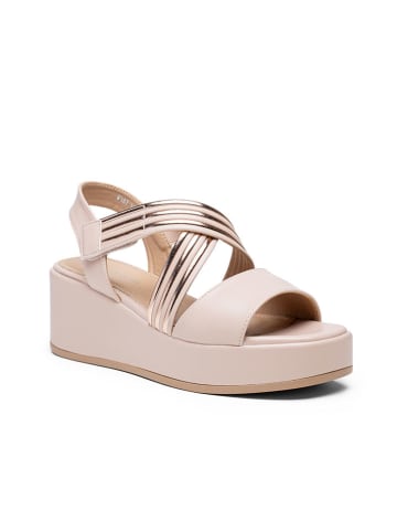 Foreverfolie Sandały w kolorze beżowym na koturnie