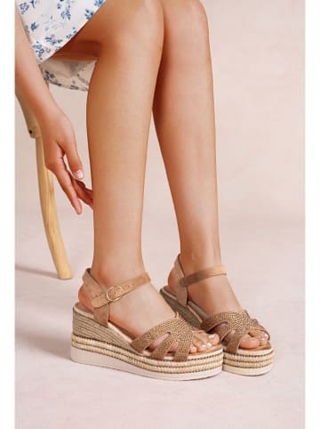 Foreverfolie Sandały w kolorze jasnobrązowym na koturnie