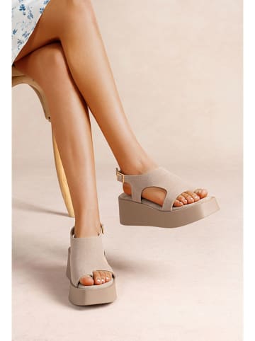 Foreverfolie Sandały w kolorze khaki na koturnie