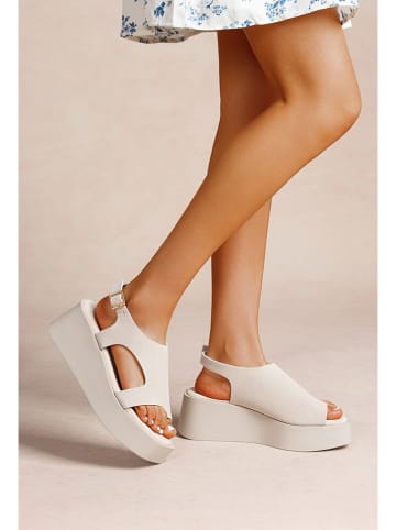 Foreverfolie Sandały w kolorze beżowym na koturnie