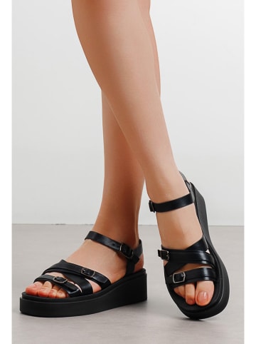 C'M Sandały w kolorze czarnym na koturnie