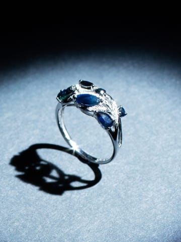 ATELIER DU DIAMANT Witgouden ring "Floral saffier" met diamanten