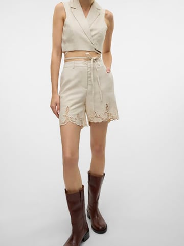 Vero Moda Szorty w kolorze kremowym