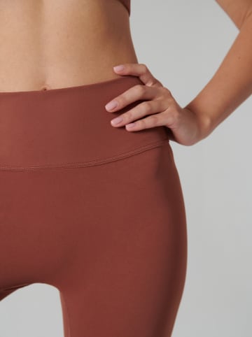 Onamaste Legginsy sportowe "Suzanna" w kolorze czerwonobrązowym