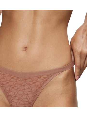 Triumph Stringi "Signature Sheer" w kolorze beżowym