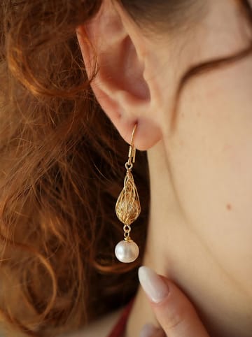 L'Atelier de Gaia Vergulde oorhangers met parels