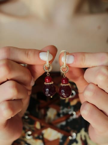 Pierres delicates Pozłacane kolczyki-kreole z agatami i cyrkoniami