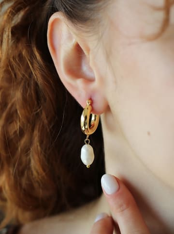 Pierres delicates Vergulde creolen met parels