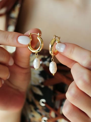 Pierres delicates Pozłacane kolczyki-kreole z perłami