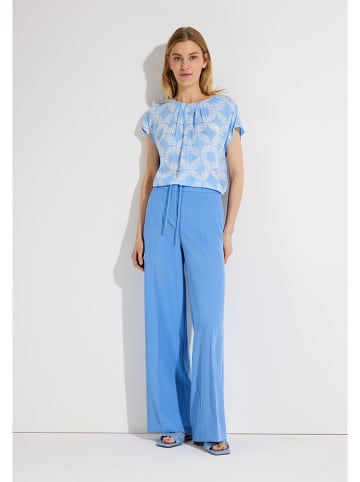 More & More Bluzka w kolorze błękitno-białym