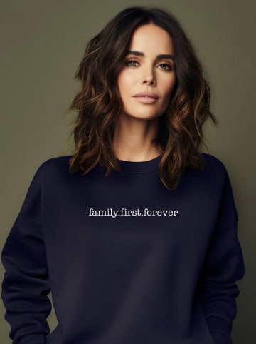 WOOOP Sweatshirt "Family First Forever" in Dunkelblau