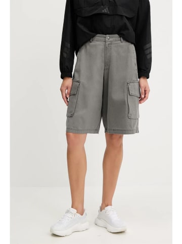 adidas Bermudy dżinsowe - Loose fit - w kolorze szarym