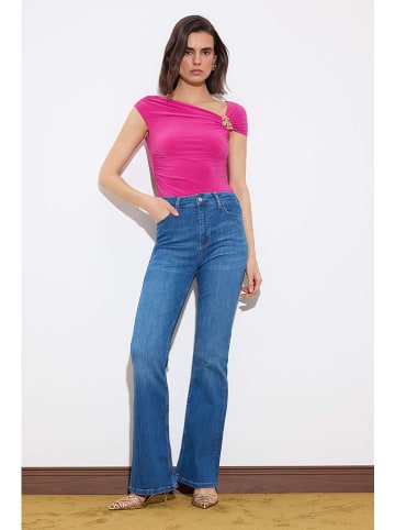 trendyol Dżinsy - Flare fit - w kolorze niebieskim