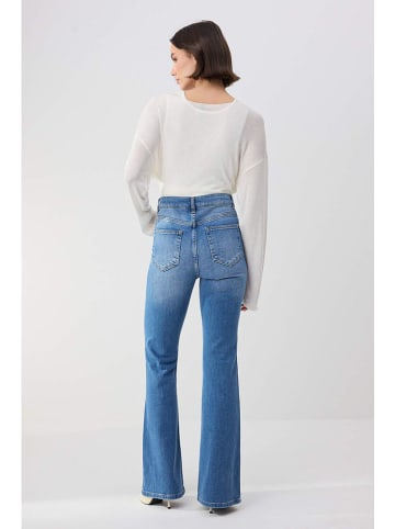 trendyol Dżinsy - Flare fit - w kolorze niebieskim