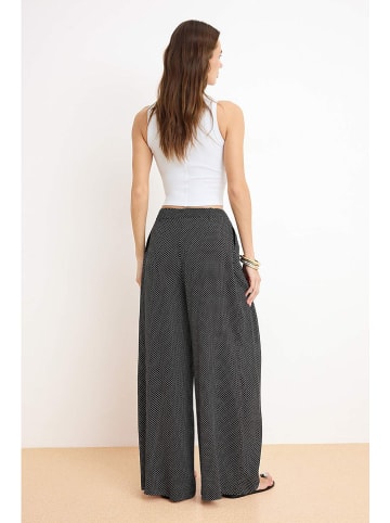 trendyol Hose - Loose fit - in Schwarz/ Weiß