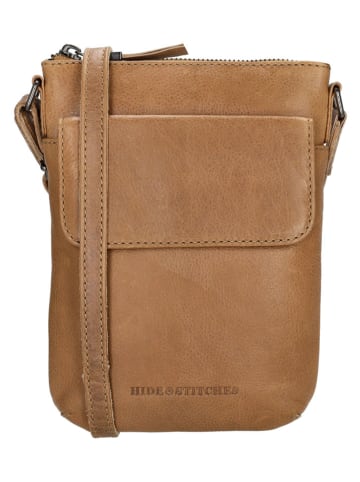 HIDE & STITCHES Leder-Umhängetasche "Porto" in Camel - (B)17 x (H)22 x (T)2 cm