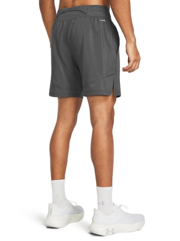 Under Armour Laufshorts in Grau