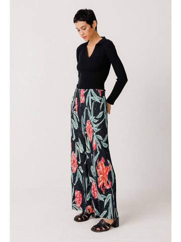 SKFK Marlenehose "Izate" in Schwarz/ Grün/ Rot