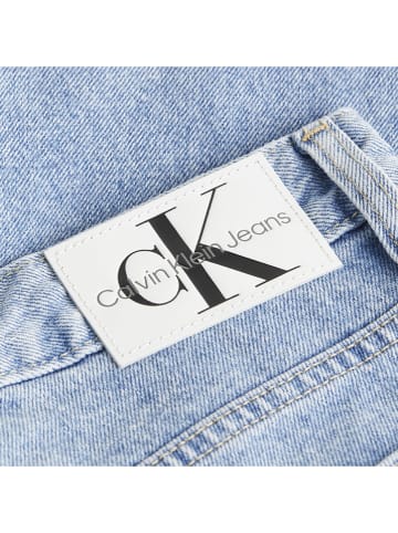 Calvin Klein Szorty dżinsowe w kolorze błękitnym