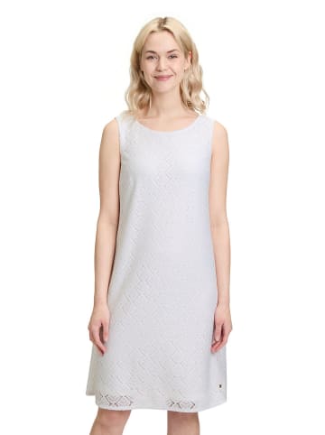 BETTY & CO Sukienka w kolorze białym