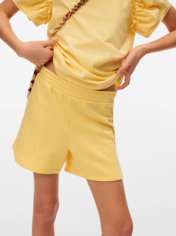 Vero Moda Girl Szorty dresowe "Sabina" w kolorze żółtym