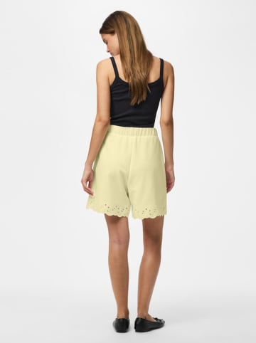 Pieces Shorts in Gelb