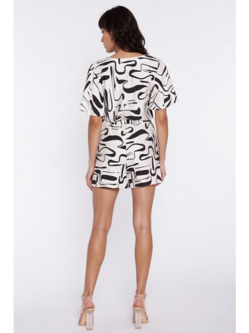 Nife Shorts in Weiß/ Schwarz