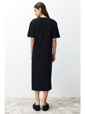 trendyol Kleid in Schwarz