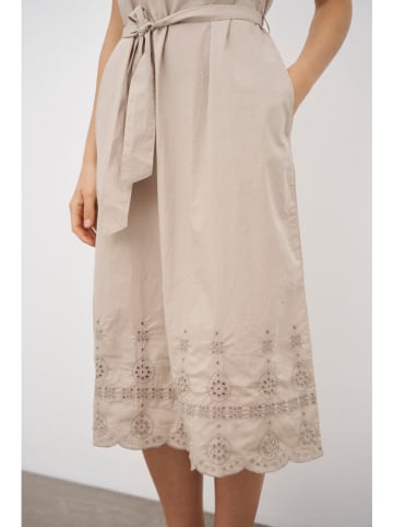 CARE BY ME Sukienka "Flora" w kolorze beżowym