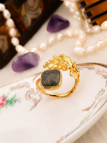 L'Atelier de Gaia Pozłacany pierścionek z labradorytem