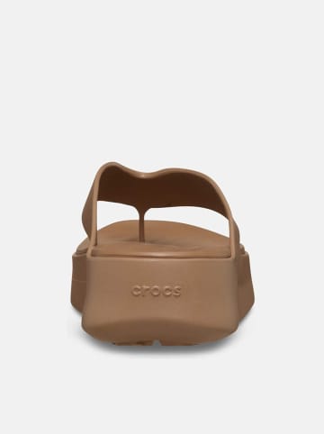 Crocs Japonki "Getaway Platform" w kolorze jasnobrązowym